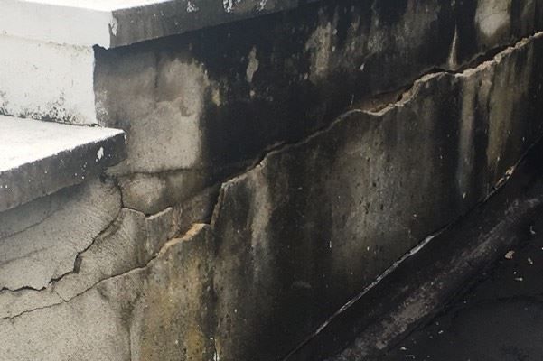 Cracked render allowing damp penetration